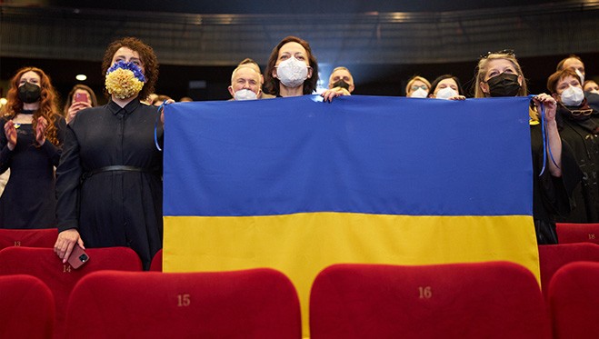 Filmo „Mėlyna kaip apelsinas žemė“ kūrėjai kvietė aukoti Ukrainai ir perdavė žinią: esame su jumis!
