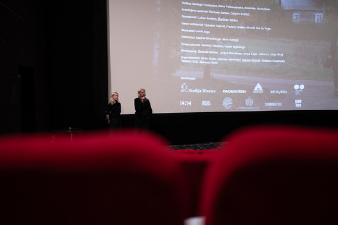 Žiūrovus sukrėtęs naujasis Šarūno Barto filmas „Apsilankymas namuose” – kino teatruose nuo lapkričio 21 d.